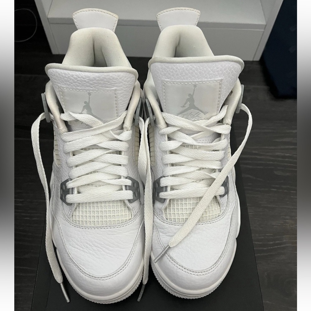 Air Jordan 4 Retro Size 6 Boys - White and Metallic Silver